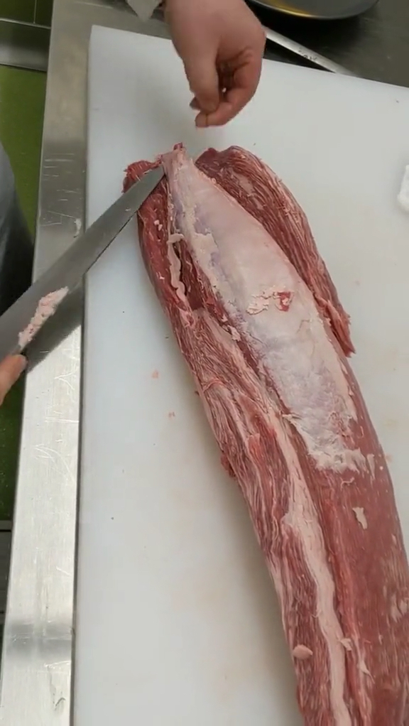 刚来师傅试工,老板娘叫他切了一块牛肉,就想要六千一月,大家说能符合