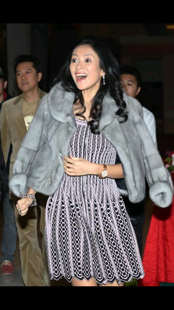 章子怡身披皮草像阔太,大冷天还穿短裙露双腿,众人簇拥派头十足