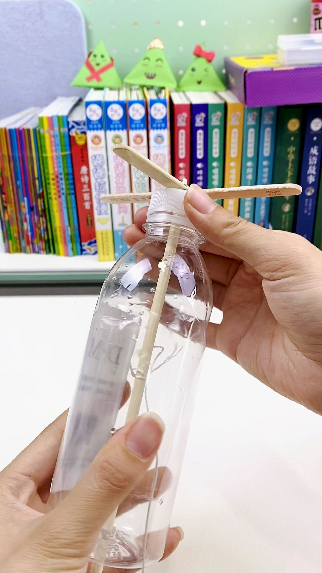 给孩子做个好玩的瓶子风车,只需要绳子,瓶子,一次性筷子,雪糕棒-度小
