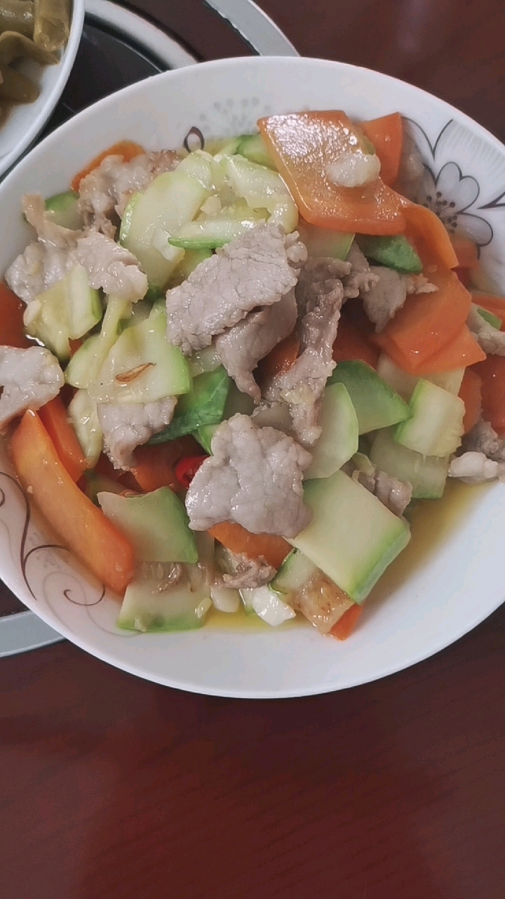 胡萝卜笋瓜炒肉片!