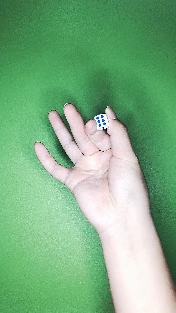魔术教学#教你把骰子3点对面的6点,直接变成4点!