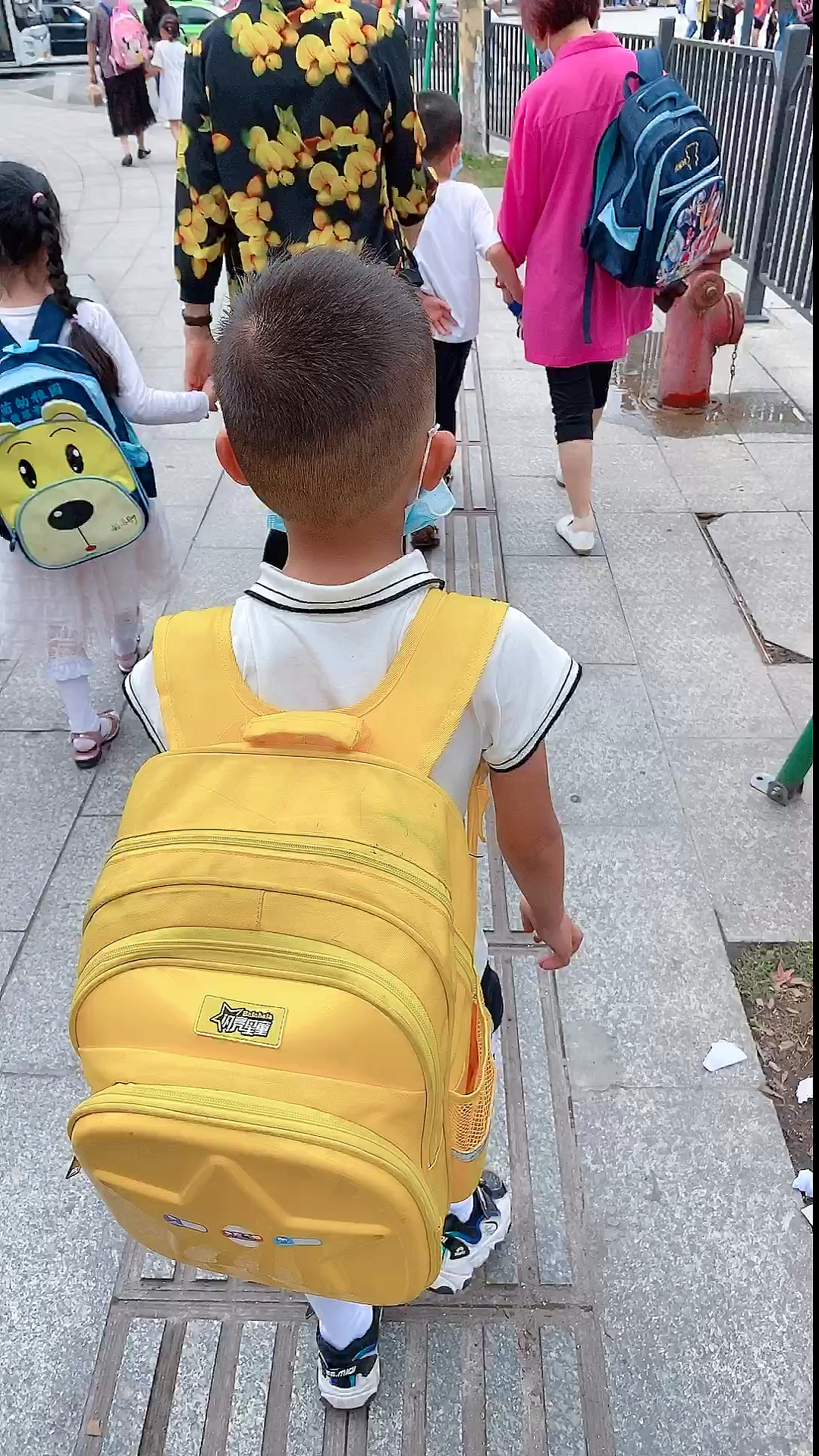 劳动最光荣#那么多接孩子的家长,个个都给孩子背书包,儿子和姐姐从小