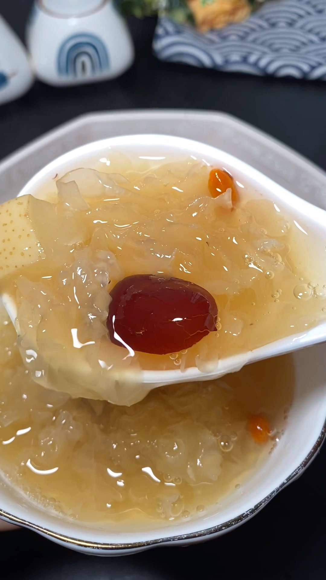 秋天干燥易上火多给家人做雪梨银耳汤清甜润肺