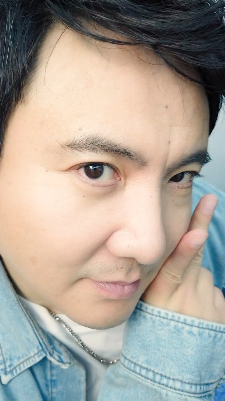 最佳戏精#想看腾哥的壁纸,却发现^_^^_^长在你笑点上的男人来喽