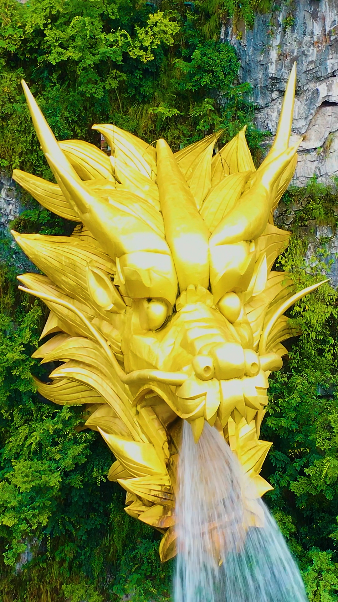 贵州悬崖边上龙头在吐水,让我想到一句话,金龙吐水!