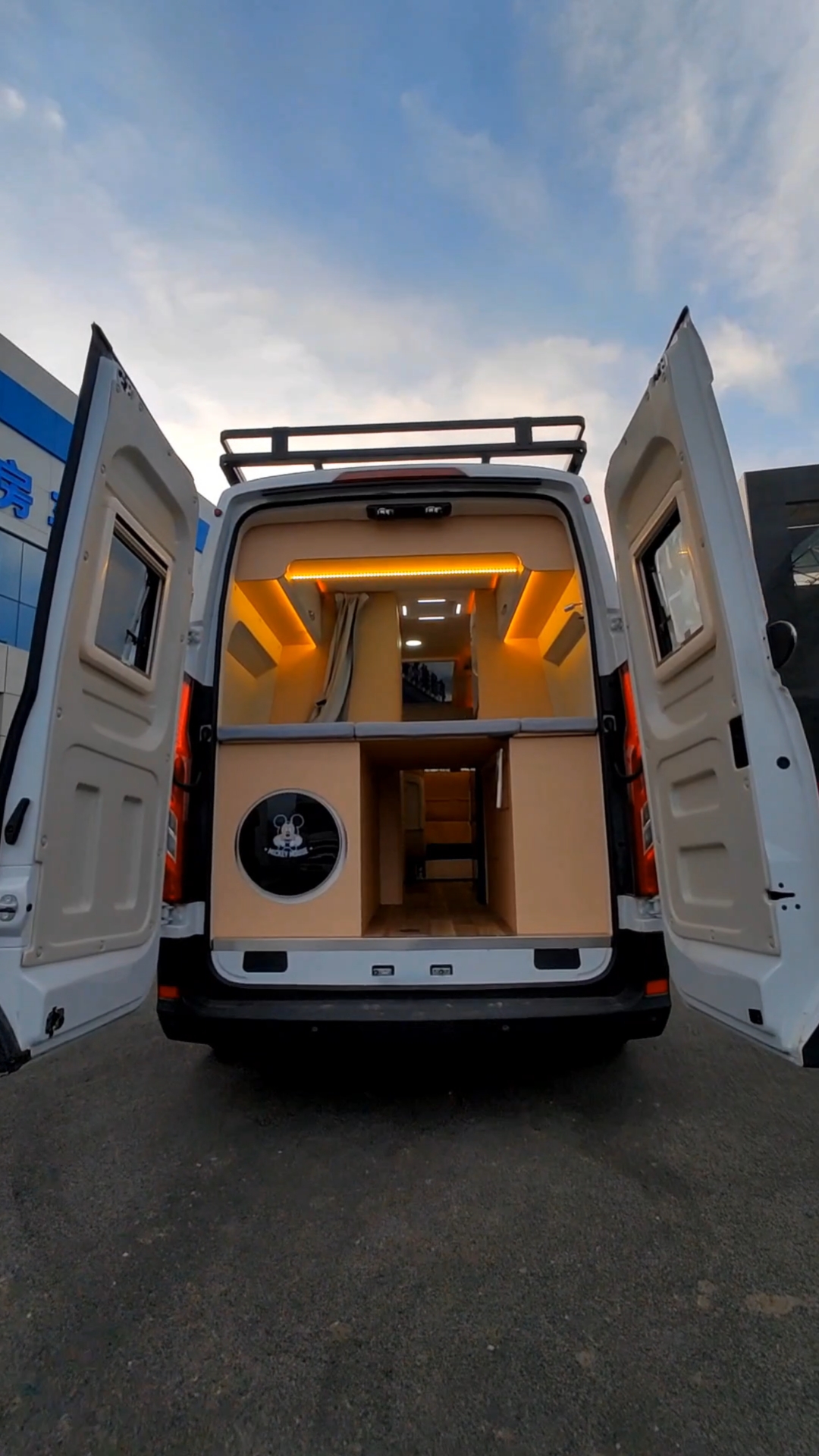 房车#夫妻两人使用的房车,豪华精装修全景大天窗-度小视