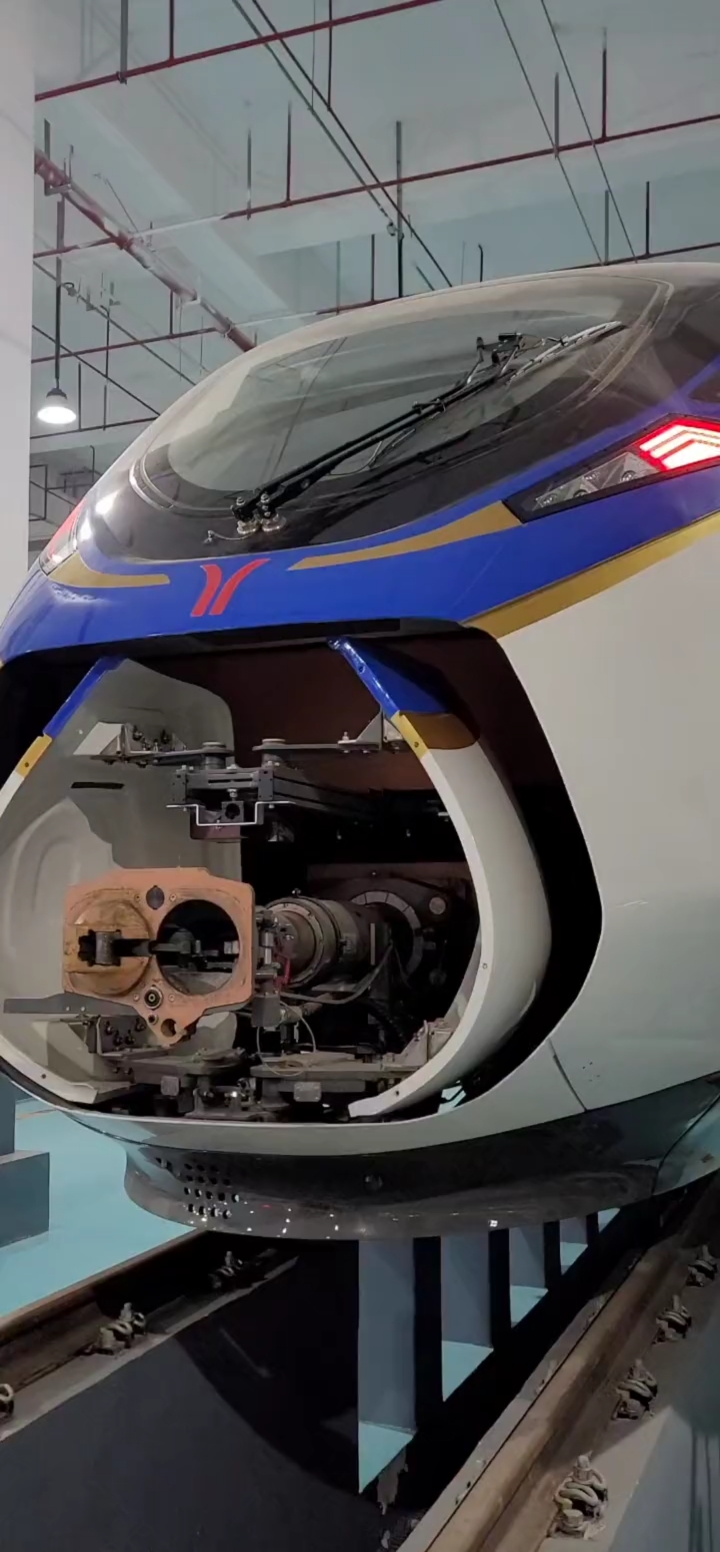 广18列车导流罩关闭中