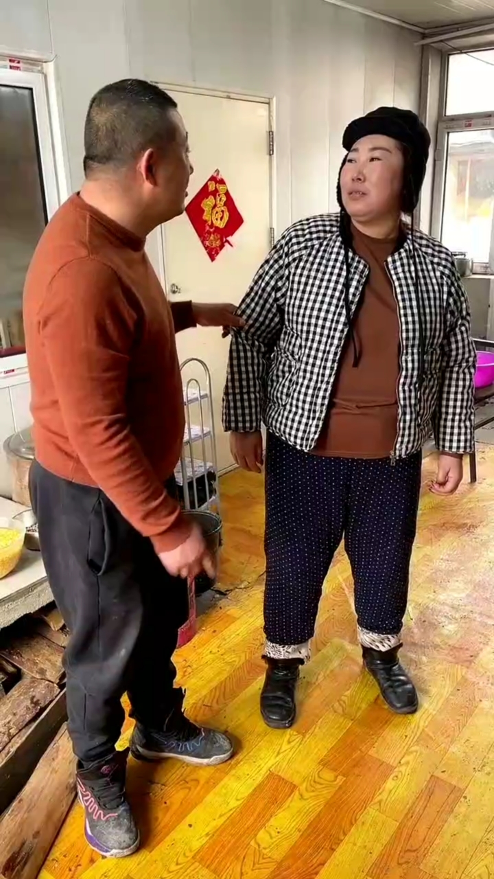 东北夫妻开饭了,老公包了媳妇爱吃的玉米面水饺,出锅时黄灿灿的,把我