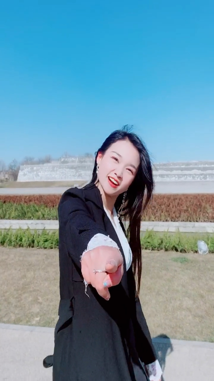 这是哪边走来一个小老妹儿?