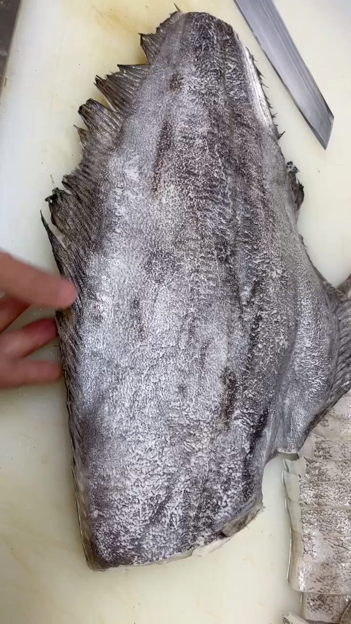 鳕鱼#切一条扁鳕鱼,大家看看这个刀法怎么样?