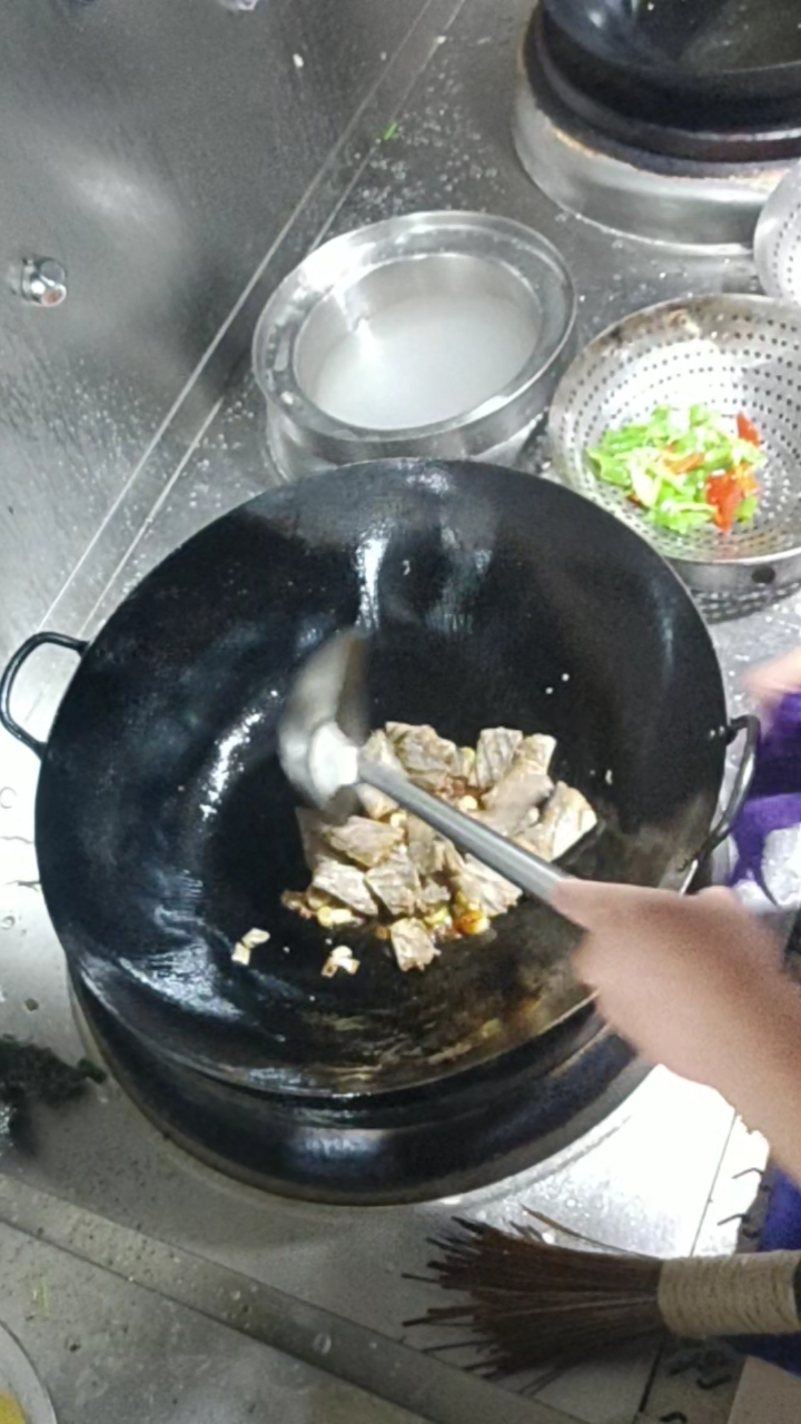 监控拍下后厨惊人的一幕,原来酒店是这样炒菜的.