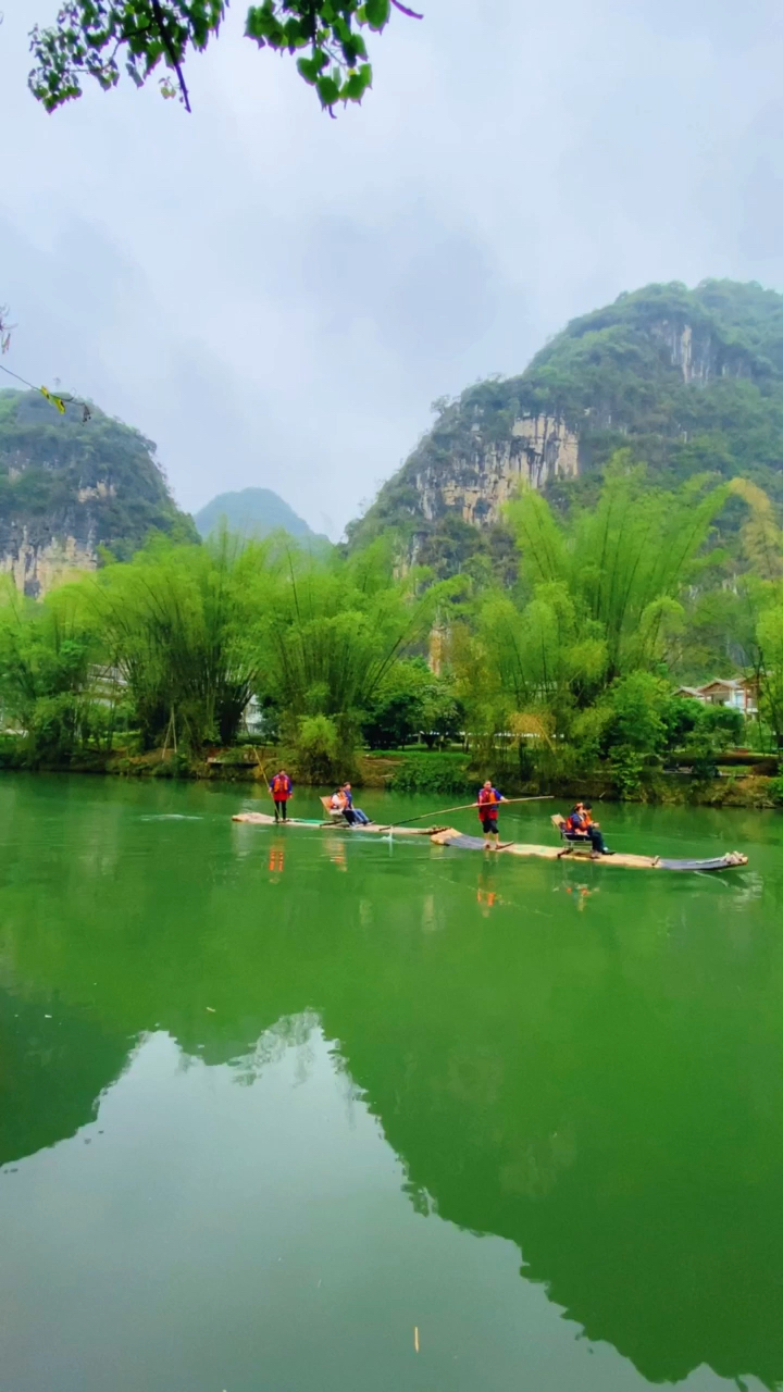 小小竹排江中游,巍巍青山两岸走