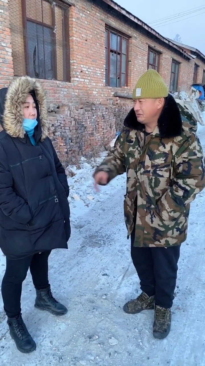 东北夫妻开饭了两口子真会吃,用海带做大饭包,看他们这样吃,我也想试