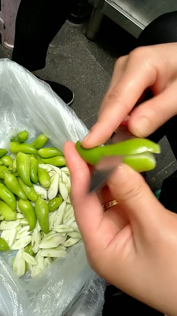 清炒世界最小的小雀瓜怎么吃,满口清香,爽脆甜美,用来煮汤则质柔软,味