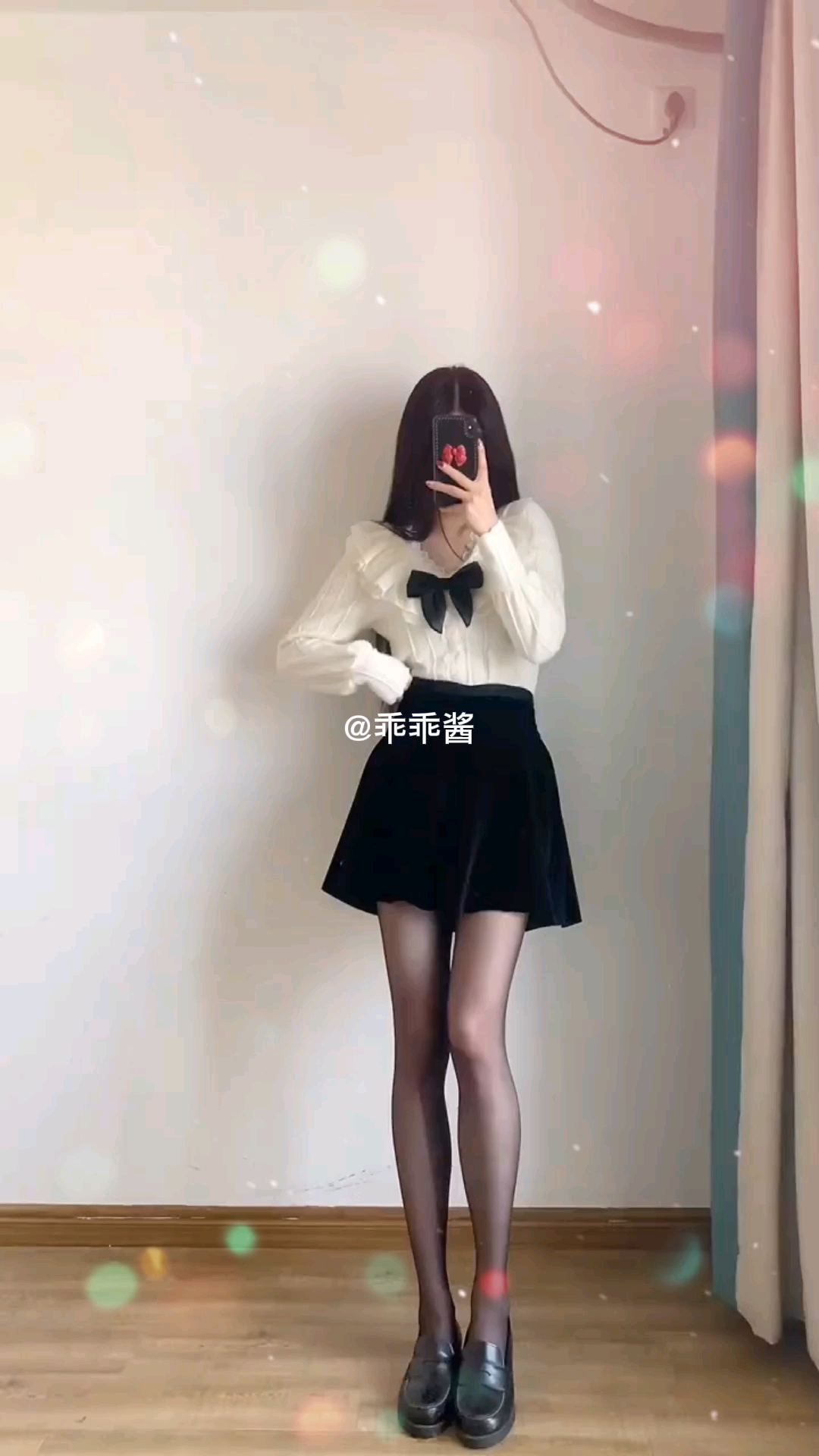 美女丝袜#今日穿搭:针织蝴蝶结开衫 百褶裙 连裤黑s 皮鞋出同款闲置