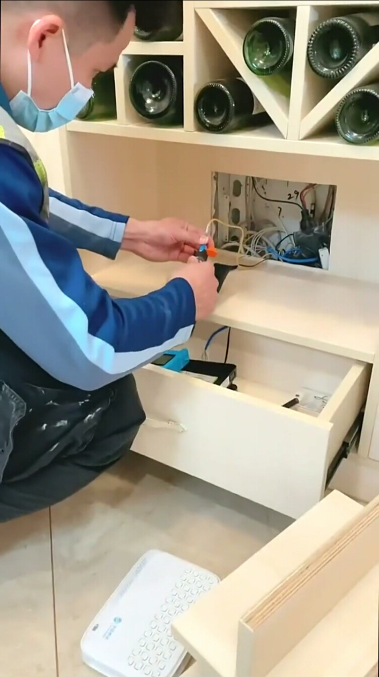 全程盯着装宽带的师傅,总害怕它顺走家里的东西[偷笑]