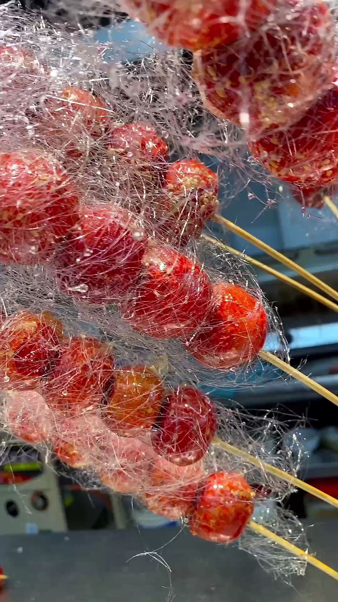 冰糖葫芦#拉丝糖葫芦一天八百串不够卖,划到的朋友支持一下哦