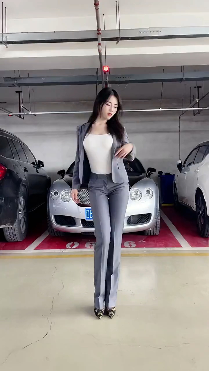 性感美女我们公司的销售冠军