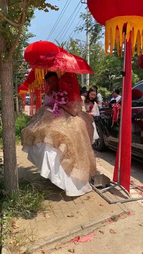 有没有发现新娘光脚丫?