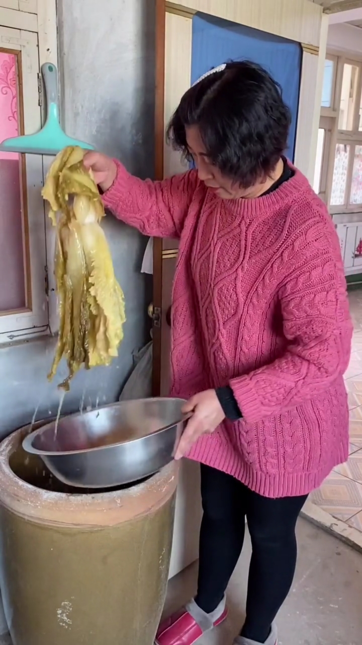 东北大姐到饭点了,剁颗酸菜,放点粉条和油知了,给在地里干农活的老公