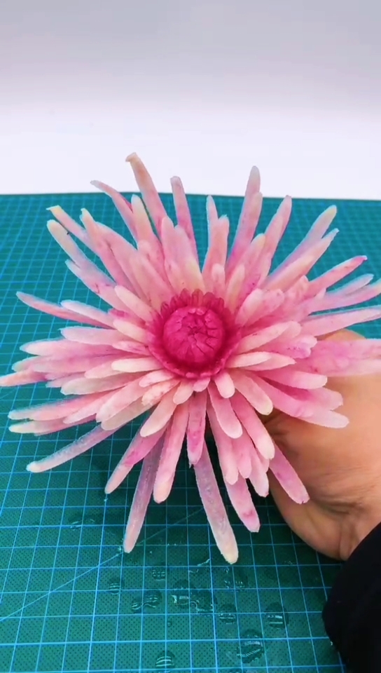 全民最牛手艺人#手艺人用萝卜雕刻的菊花,太漂亮啦!