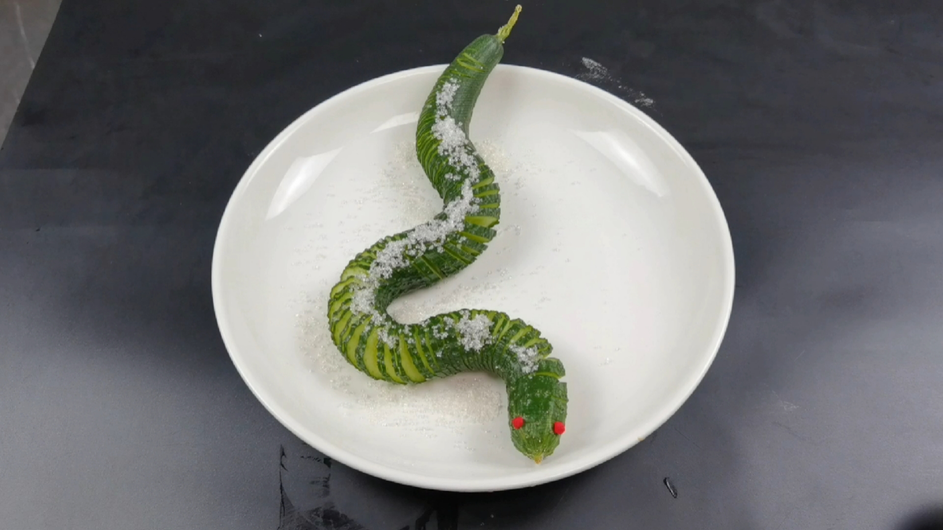 昨天和朋友去吃饭,出于好奇的我点了一份青龙过江,服务员端上来我崩溃