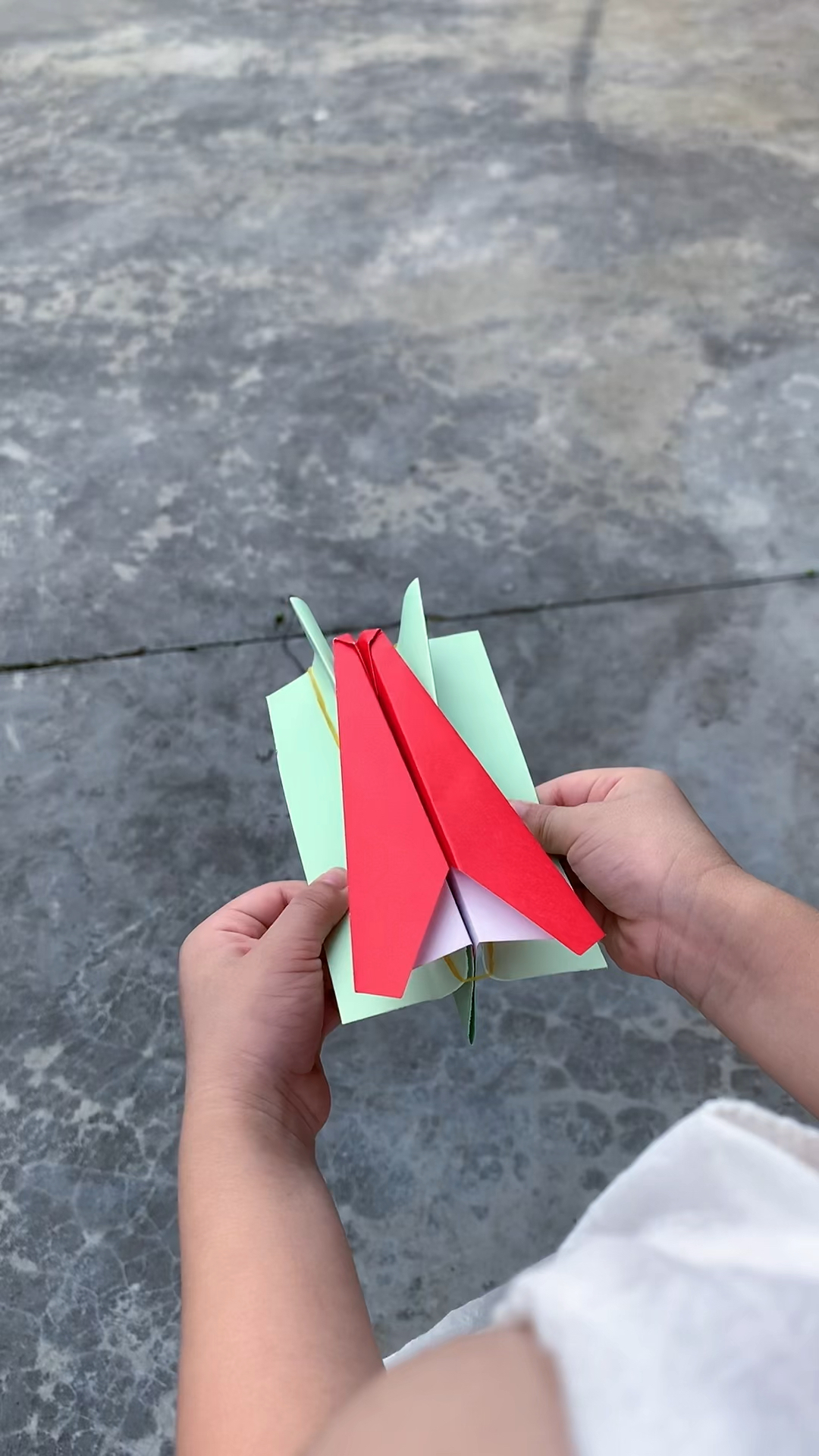 手工折纸给孩子做一个皮筋弹射纸飞机不用哈一口气就能飞飞机喽太好玩
