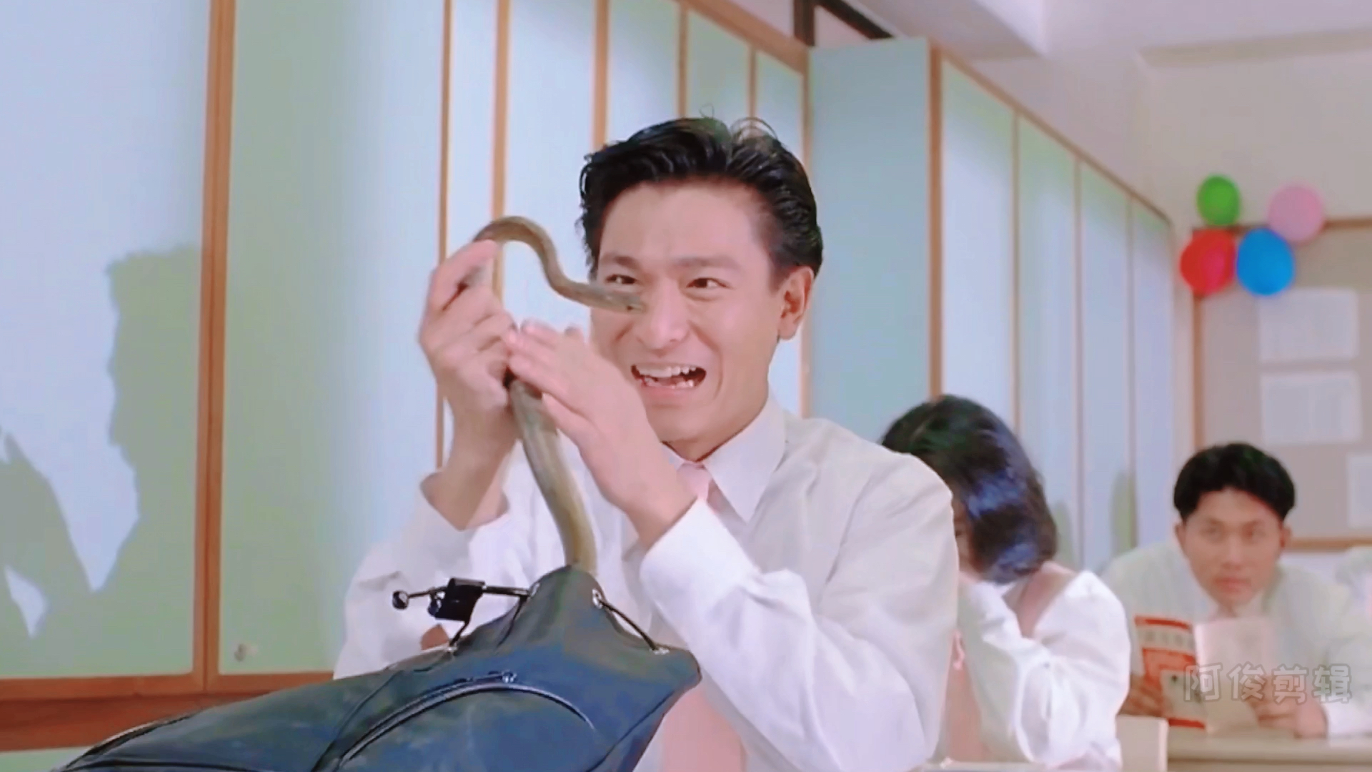 刘德华#华哥假扮学生,有人想整他放一条蛇,没想到他一点都不怕,还拿
