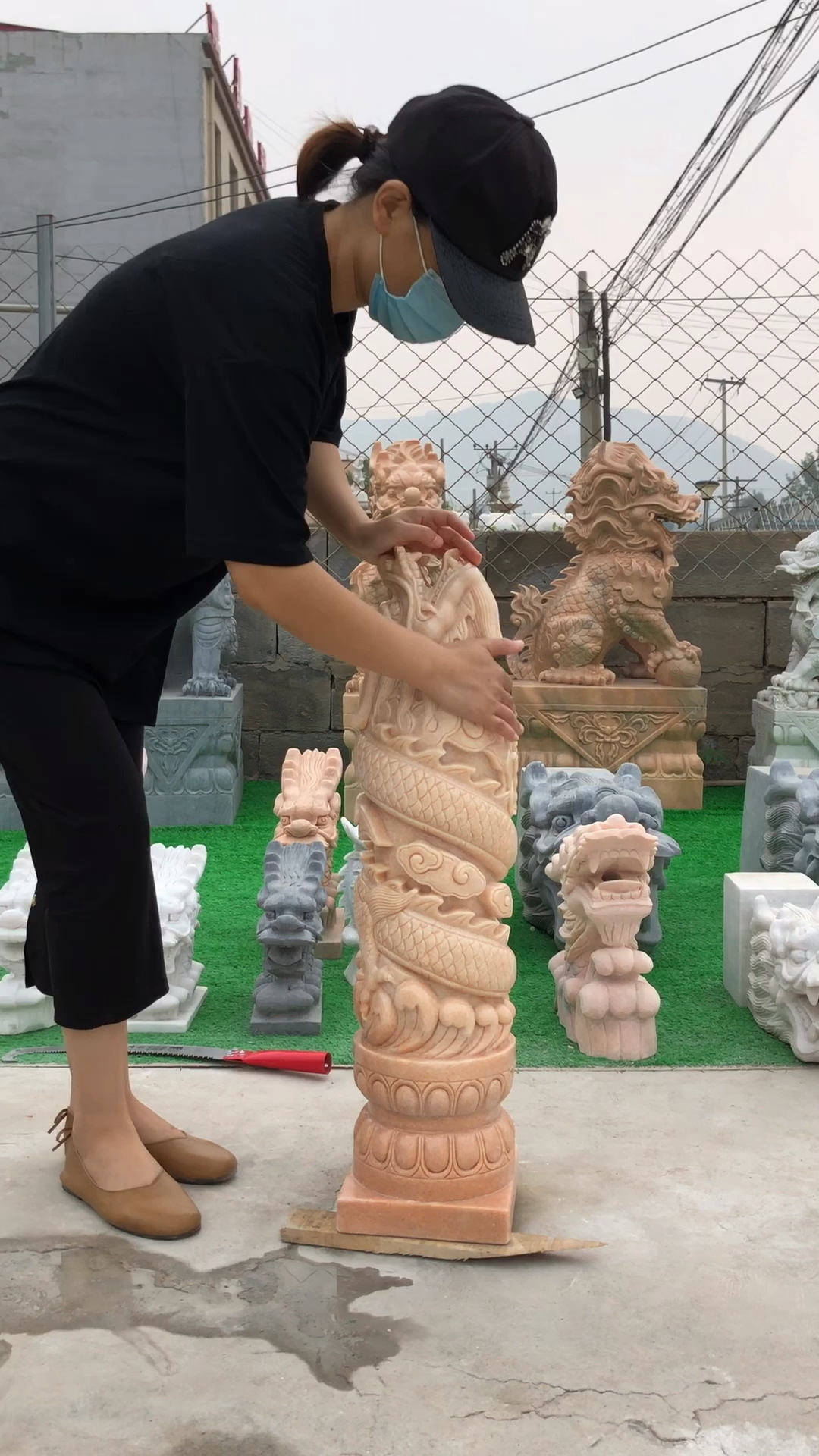 不一样的人生晚霞红石雕龙柱喷水景观摆件