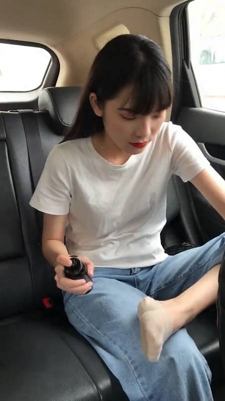 美女上车就脱鞋,这脚真辣眼睛-度小视