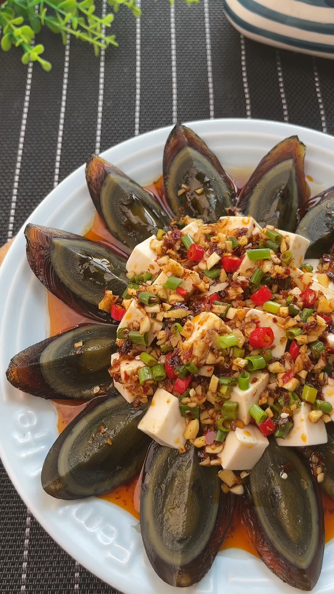 凉拌皮蛋怎么做好吃呢记住这几步你也是大厨