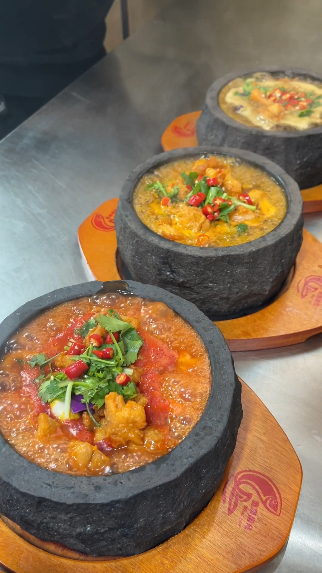 #石锅泡泡鸡#网红石锅泡泡鸡,现成的鸡肉浇上浓郁的汤汁,美味的很