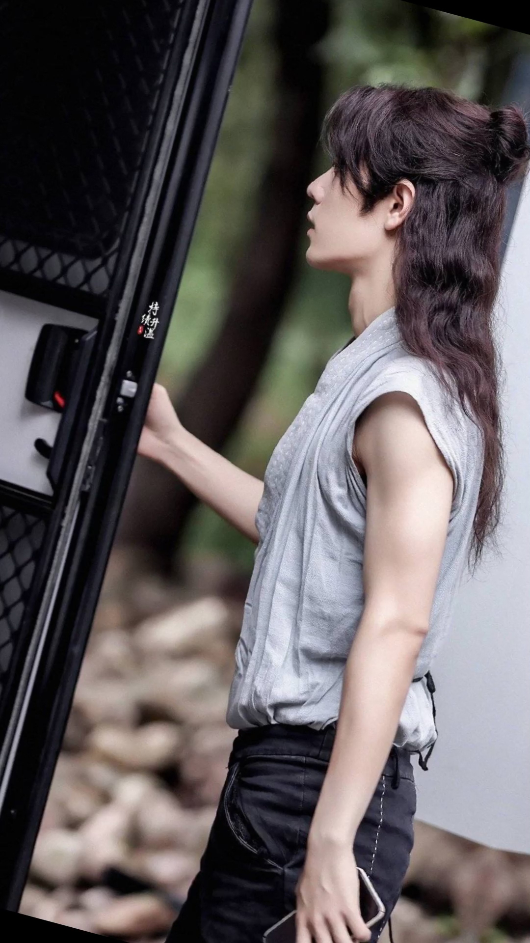 现在:山药腿真好看呐.有人说肖战是用最甜的脸配最man的腿哈