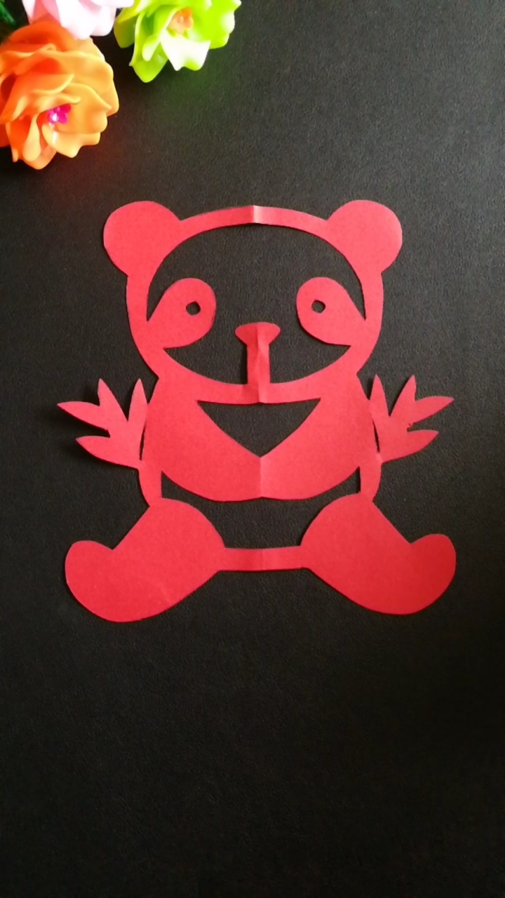 手工剪纸熊猫,对折剪.