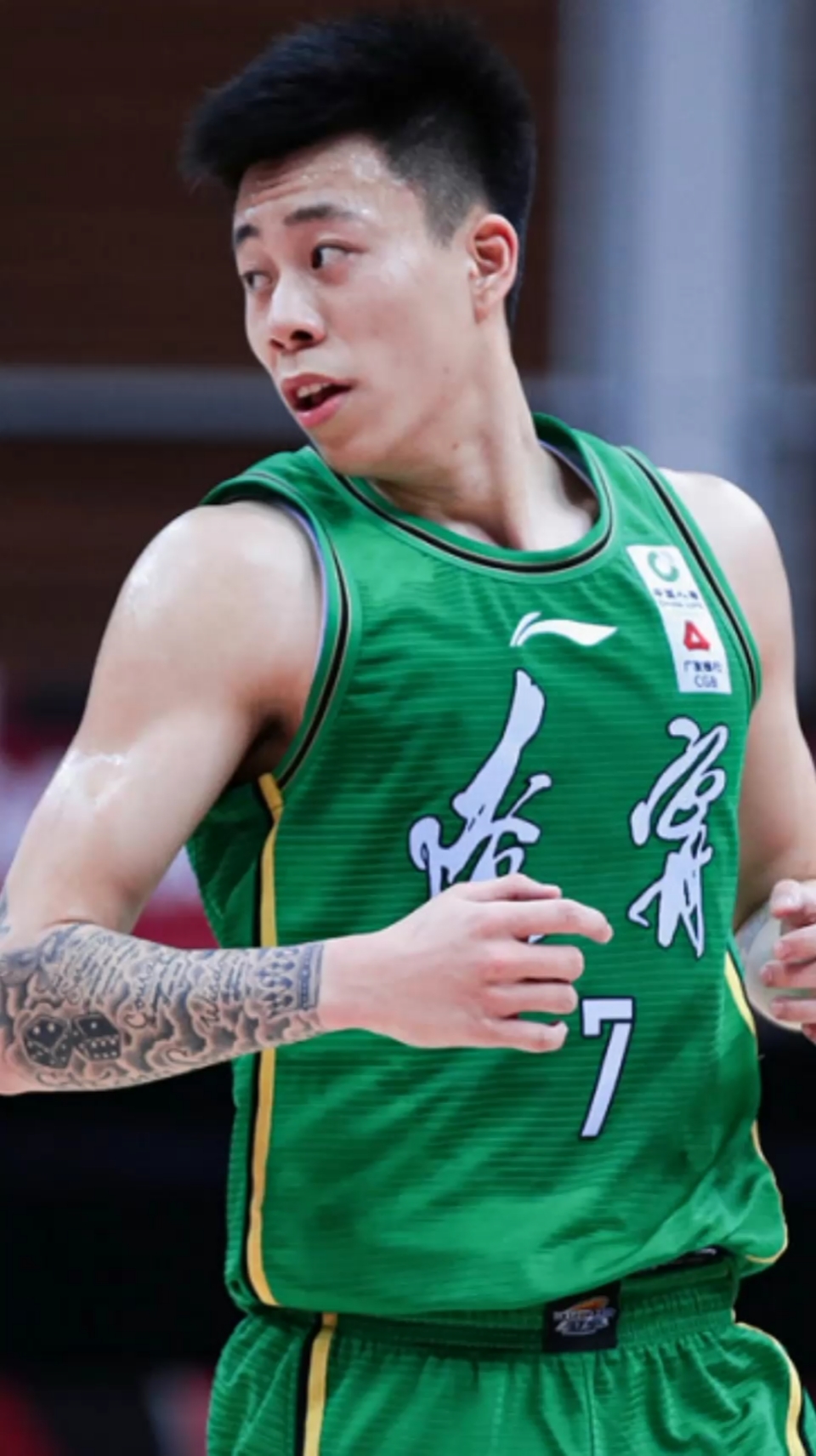 张镇麟后撤步后仰命中中距离两分球!