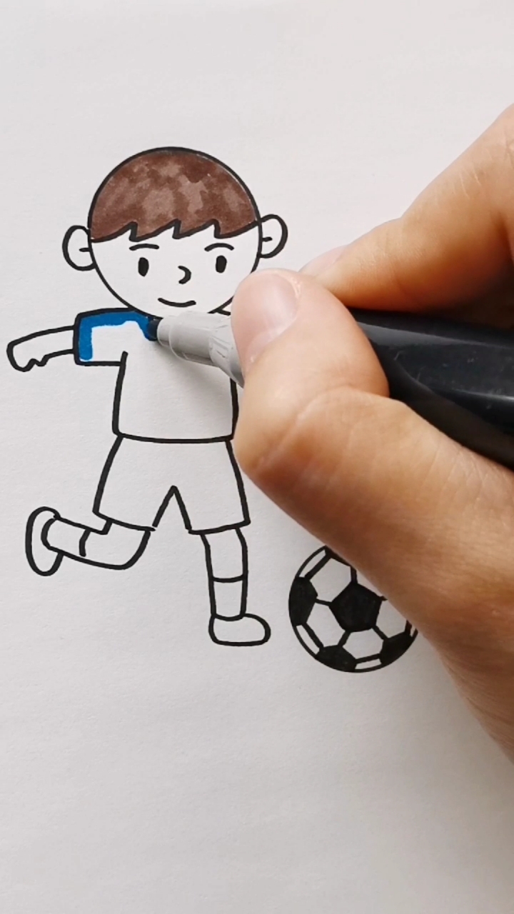 男孩踢足球简笔画图片