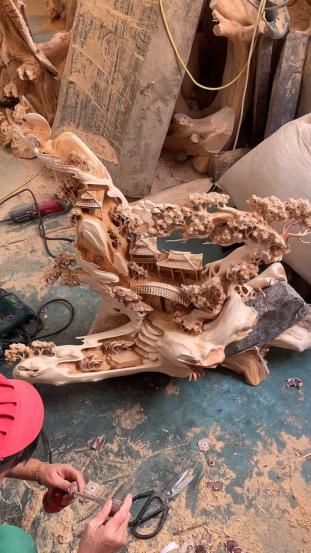 木雕制作过程#木雕工艺品山里人家根雕摆件