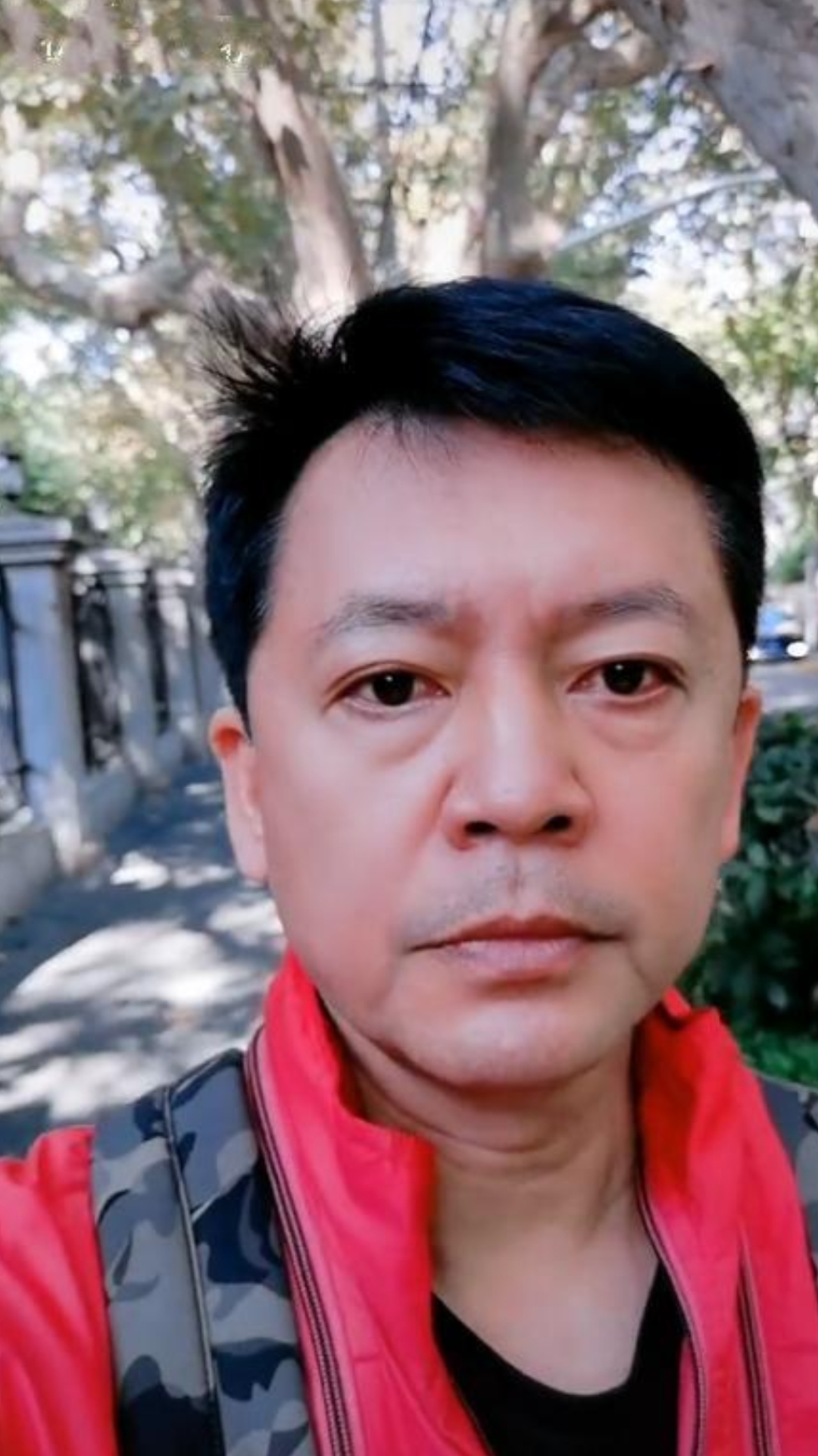 57岁何政军罕晒近照,头发乌黑似壮年小伙,走在大街上没人认出来