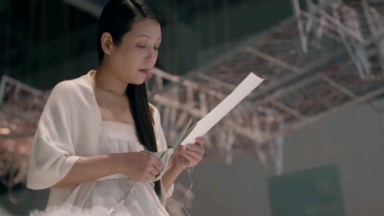 25年前,阿部幸子艺术家当时在精神病院,每天10小时靠剪纸治愈自己.