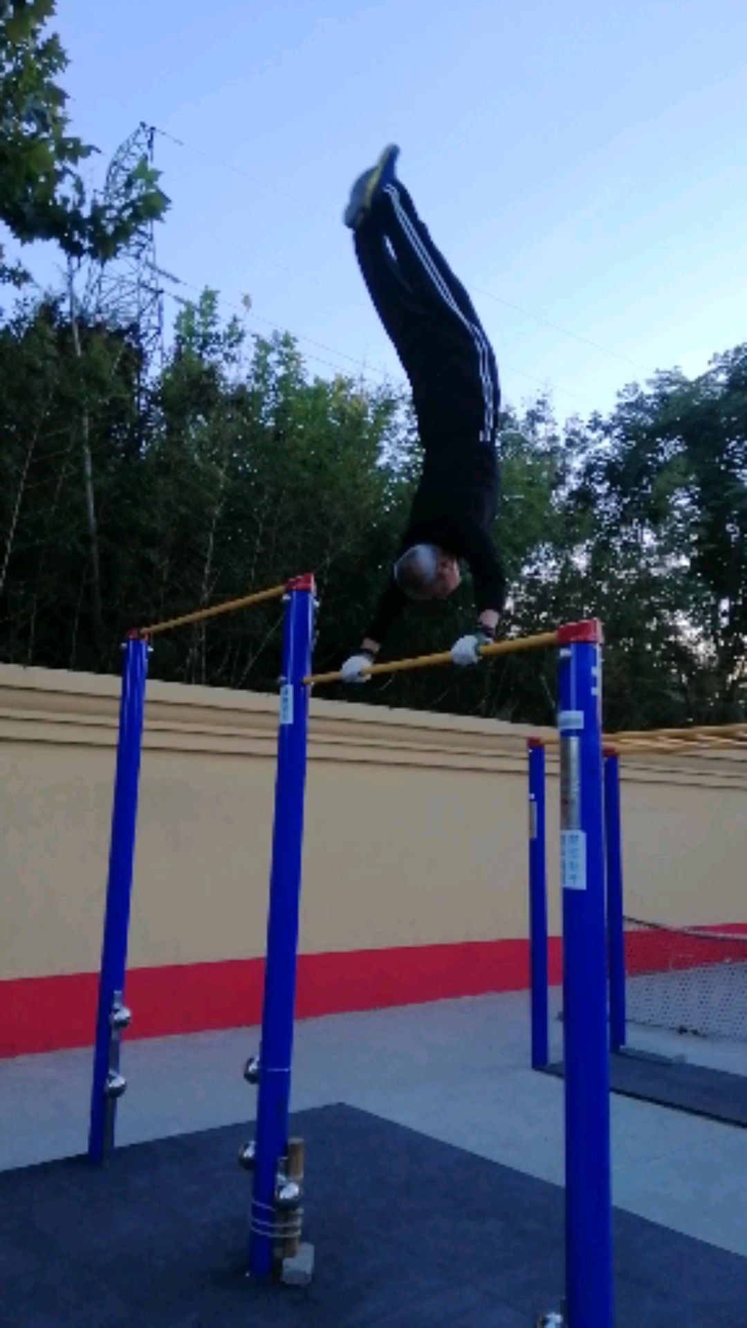 74岁万师傅单杠大回环过得越来越轻松