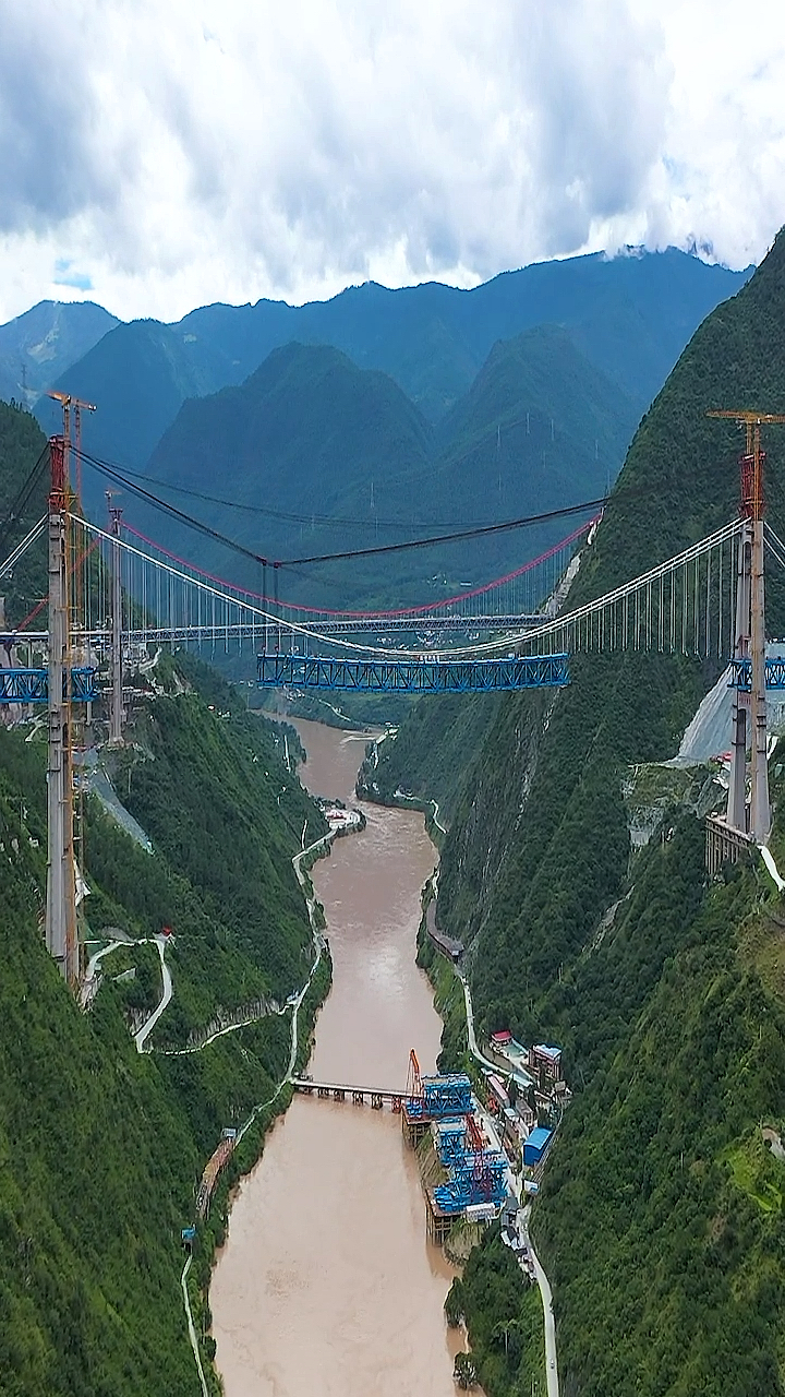 云南虎跳峡上正在修建的大桥,师傅在百米高空作业,太震撼!