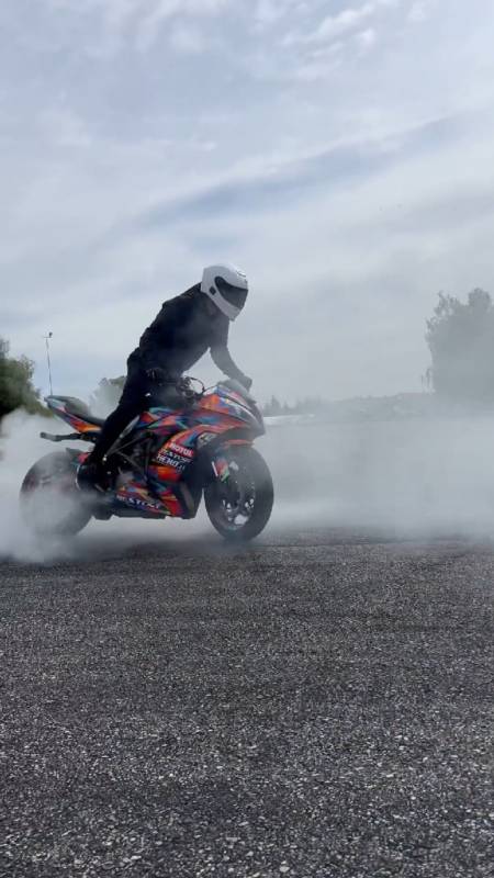 摩托车#骑川崎改装的特技车-度小视