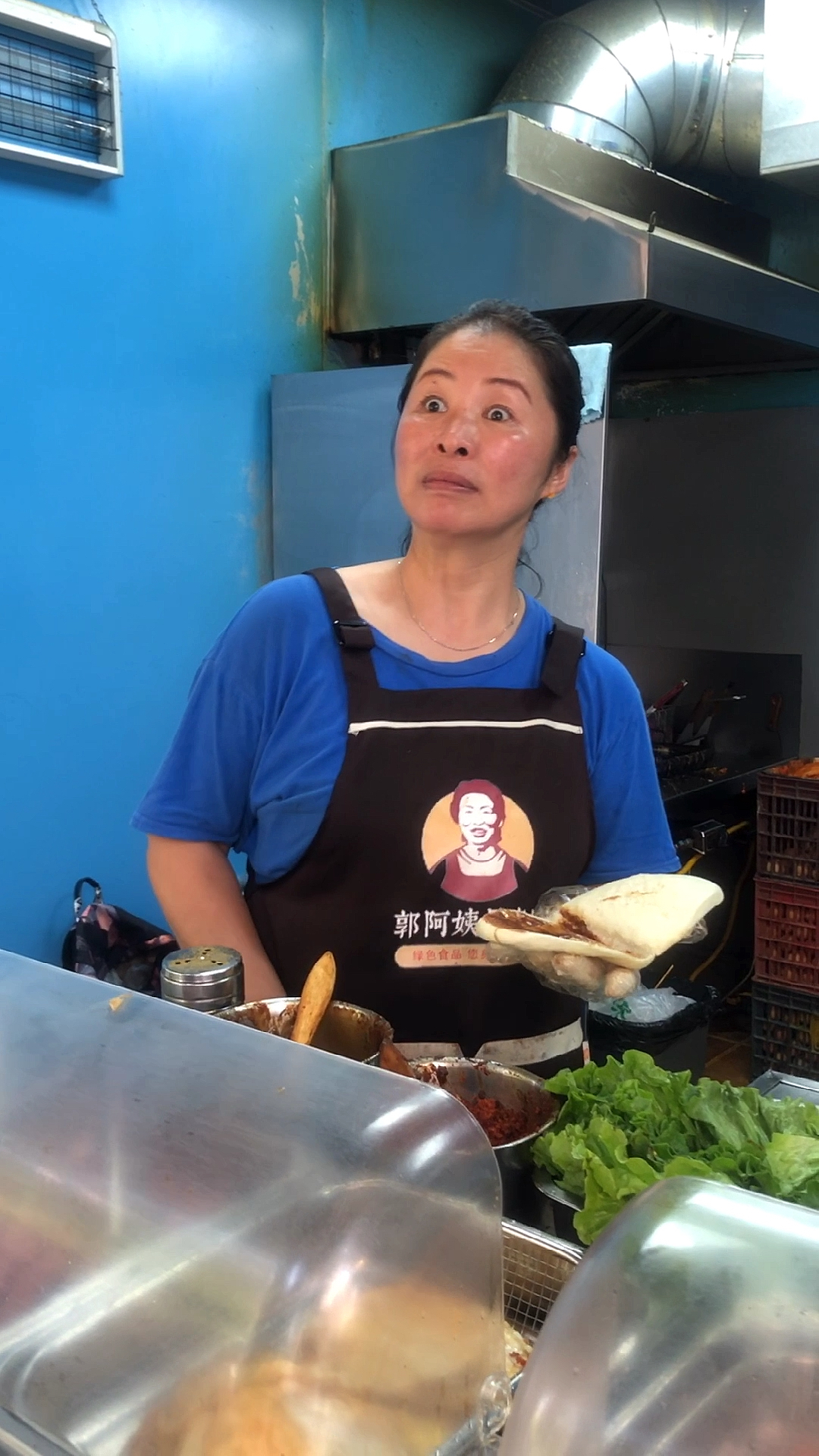 郭阿姨月亮馍#今天来个小孩买月亮馍,买完阿姨总感觉哪里不对劲,到底