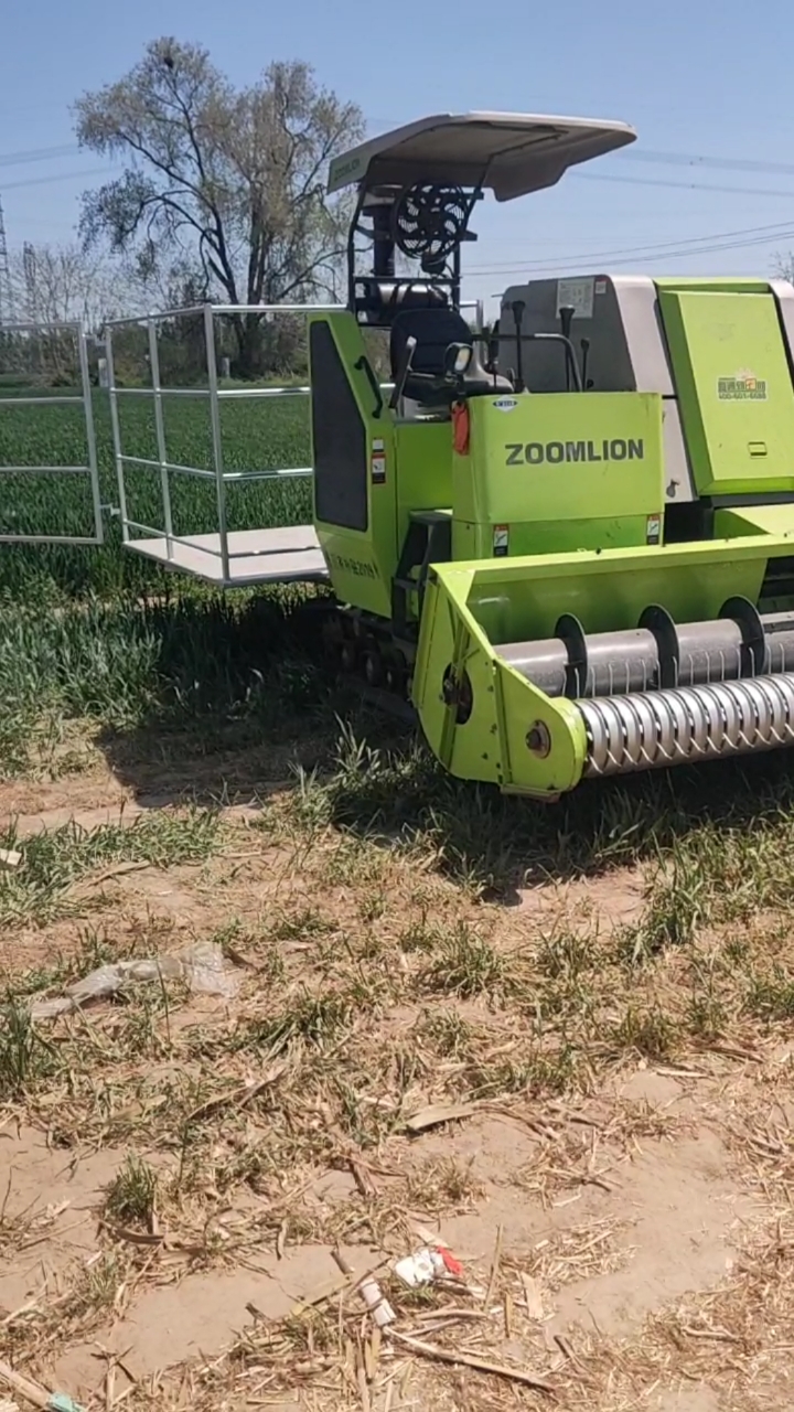 自走式中联重科捡拾打捆一体机