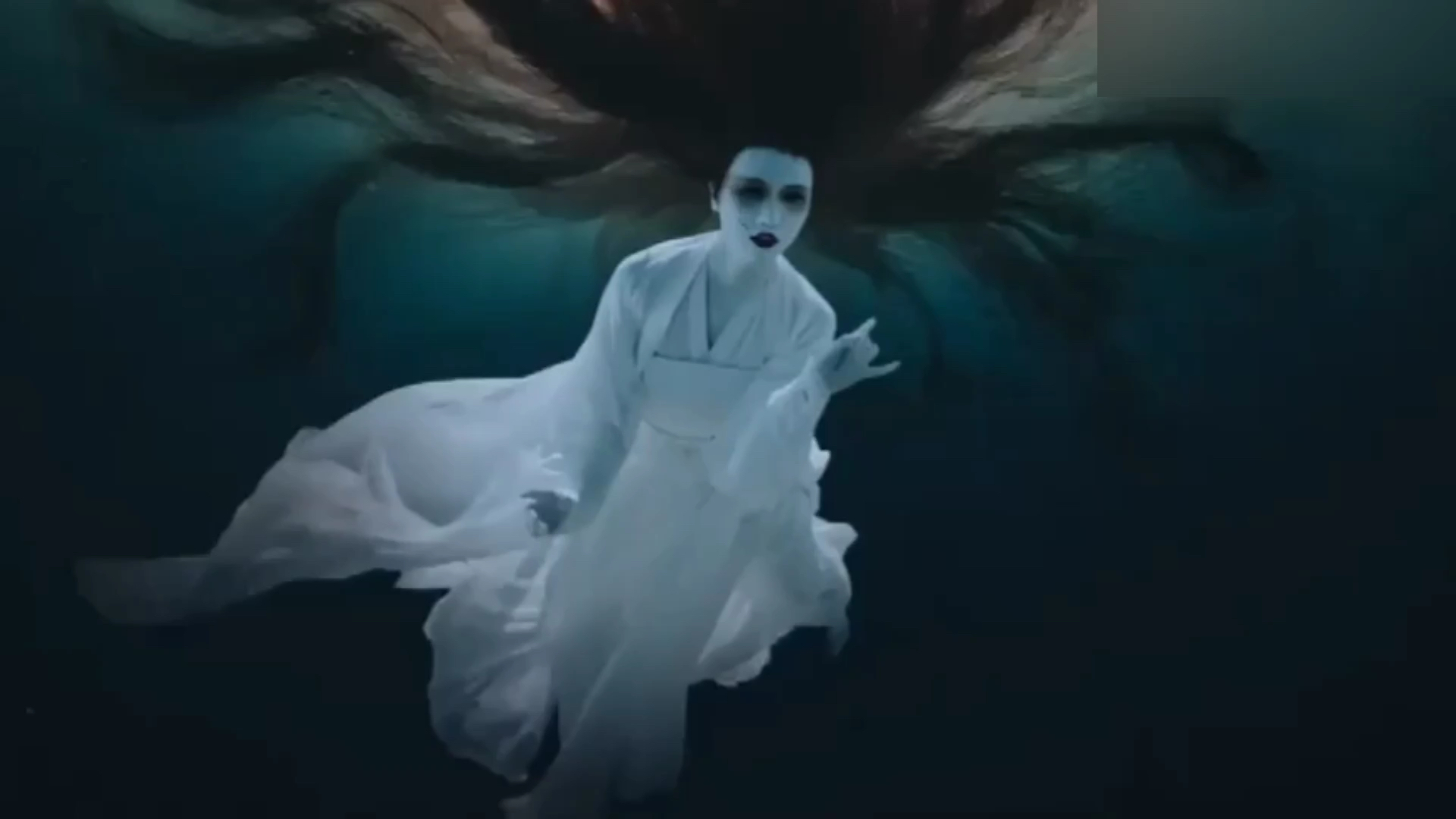 吴邪看到的这白衣女子是谁?只是幻术吗?