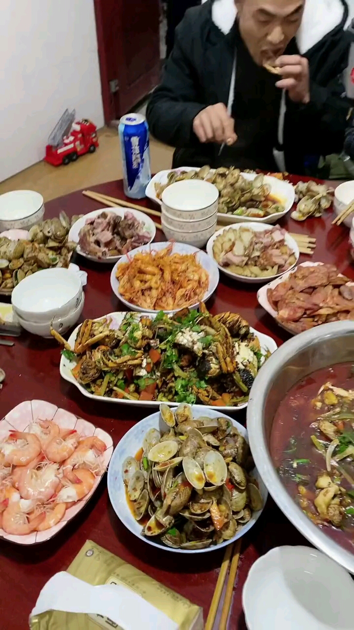 公公过生日大姑姐说我最辛苦做一桌菜不容易,非要发视频夸奖我,我说给