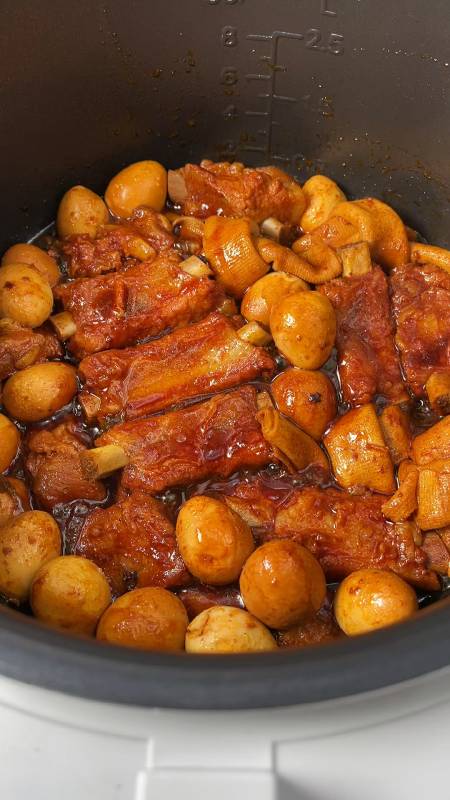 一个电饭煲就能搞定一锅奥尔良排骨,我还放了鹌鹑蛋和豆皮,全家人都