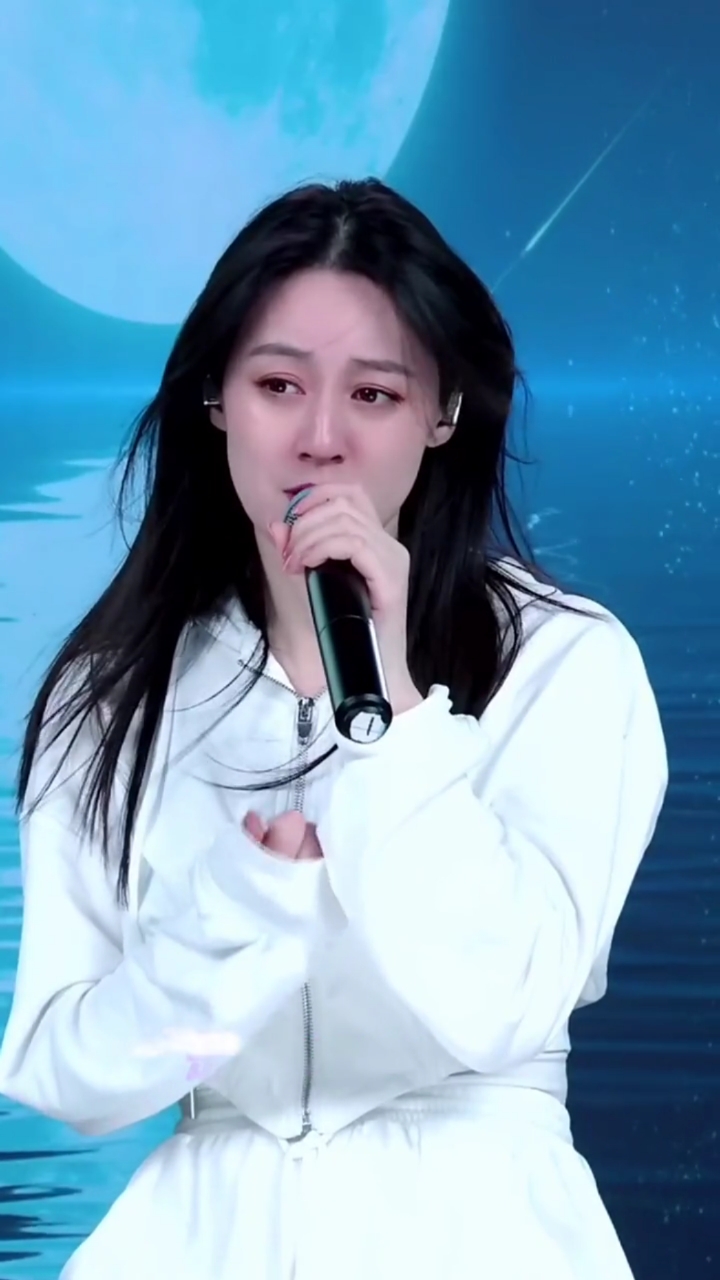 唐艺成名曲飞蛾扑火听得醉了