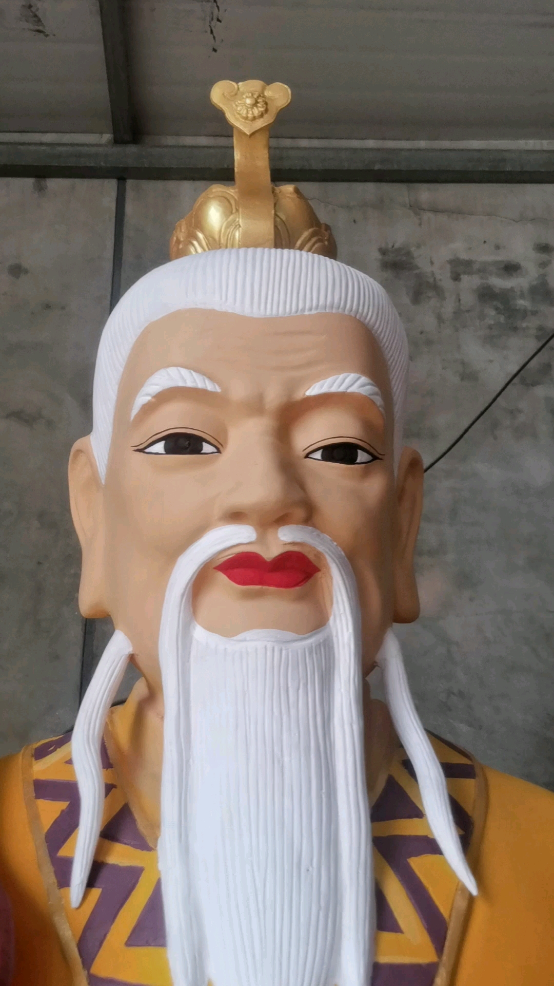 姓李名耳,字长庚,道教创始人,因而称为太上老君.他住在兜率宫练金丹