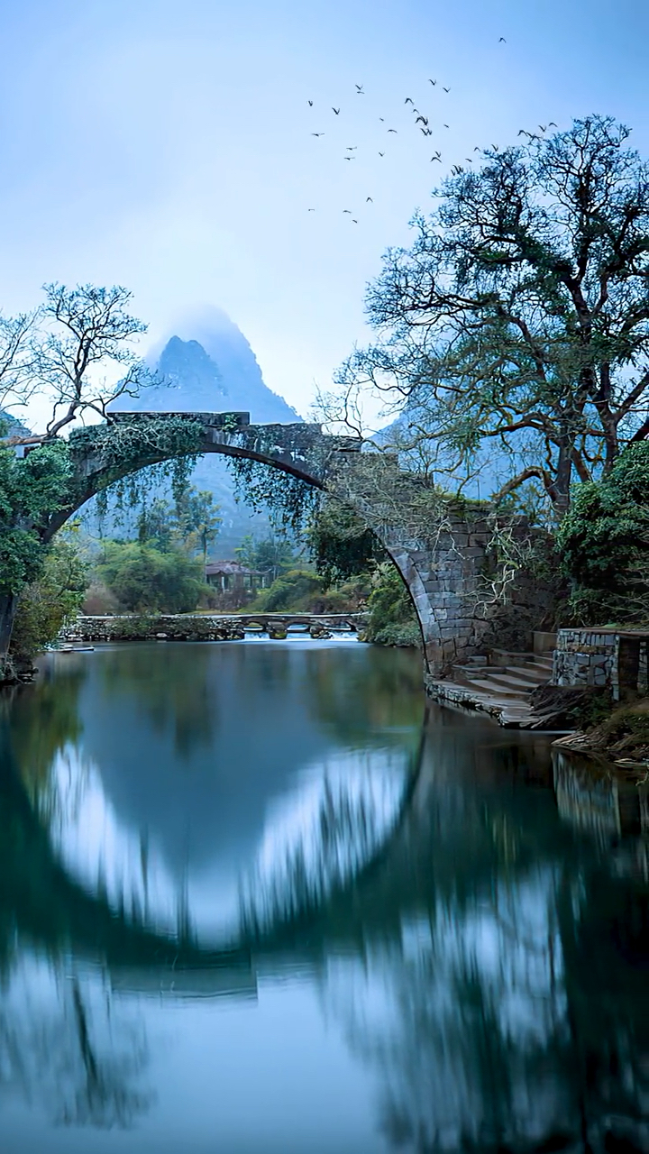 枯藤老树昏鸦,小桥流水人家,古道西风瘦马.夕阳西下,断肠人在天涯.